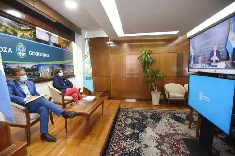 El gobernador de Mendoza, Rodolfo Suarez, junto a la ministra de Salud, Ana María Nadal, en la videoconferencia con el presidente.