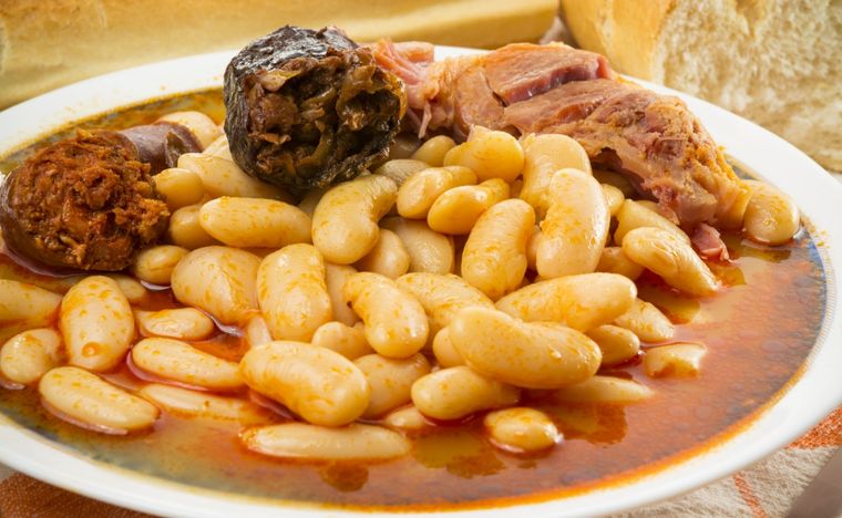 Fabada asturiana Una receta clásica de España en pocos pasos. Foto: Shutterstock