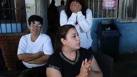 Familiares de presos políticos extranjeros y venezolanos esperan frente al centro penitenciario, en Zamora estado de Miranda por la excarcelación en Venezuela.