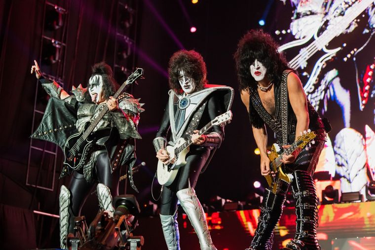 Paul, Gene y Tommy, miembros de Kiss disfrutando de su última noche tocando en la Argentina. Fuente: Ake Music