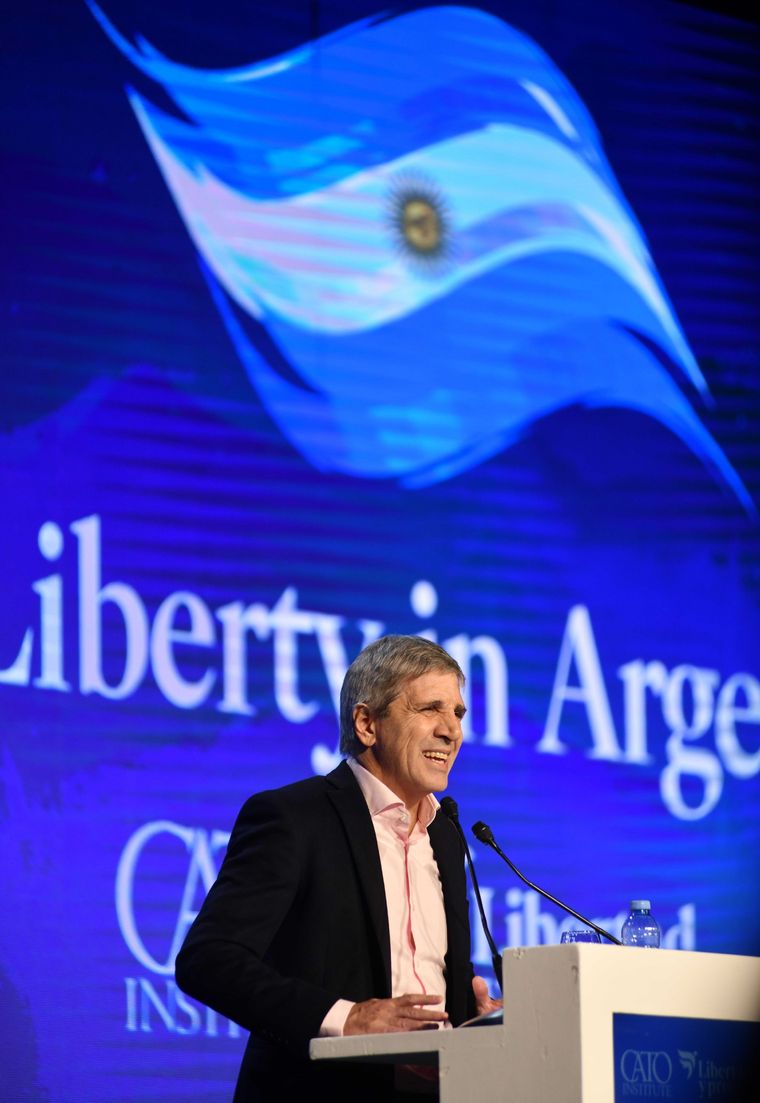 Caputo salió a criticar a quienes le cuestionan la emisión cero. Foto: Noticias Argentinas