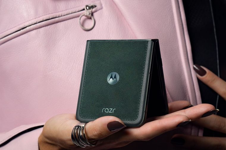 La moda y la tecnología se unen en el motorola edge 50 ultra con acabado en madera. La moda y la tecnología se unen en el motorola edge 50 ultra con acabado en madera.