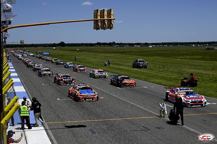 Se define el título del Turismo Carretera entre Canapino, Mangoni, Rossi y Landa. Se define el título del Turismo Carretera entre Canapino, Mangoni, Rossi y Landa.