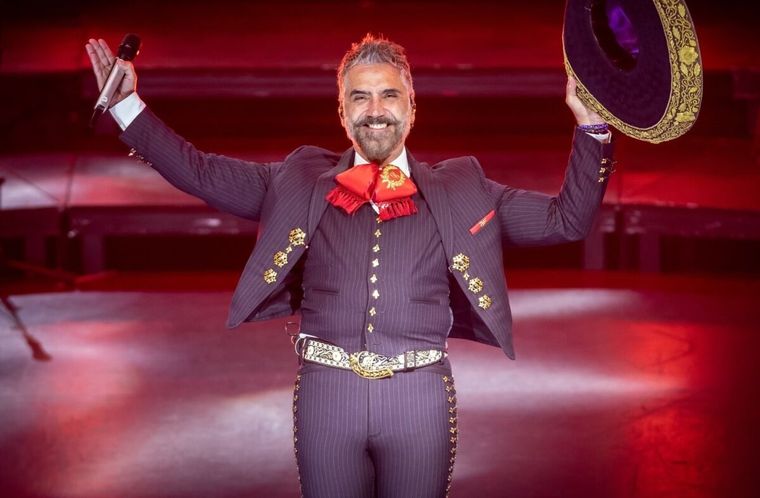 Foto: https://www.latimes.com/espanol/entretenimiento/articulo/2021-12-10/alejandro-fernandez-le-pide-a-sus-fans-que-oren-por-chente