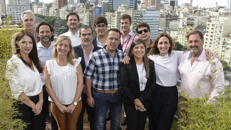 Verónica Razzini integra una empresa familiar de Rosario que enfrentó los bloqueos del sindicato de camioneros. Junto a Florencia Arietto impulsan este movimiento para sumar a más empresarios contra estas prácticas extorsivas.