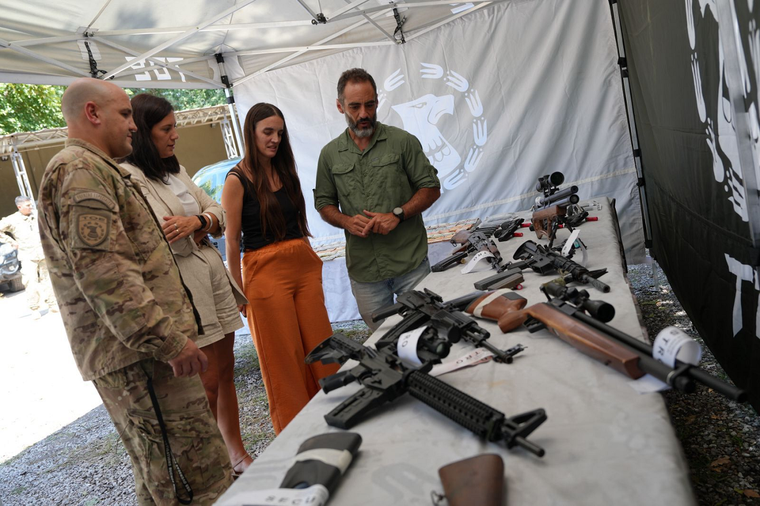 Las armas incautadas estaban enterradas en el interior de unos tachos, indicaron desde la policía. Las armas incautadas estaban enterradas en el interior de unos tachos, indicaron desde la policía.