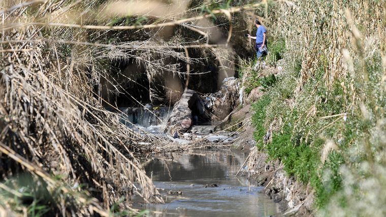 El Pescara acumula basura, pero sobre todo sustancias contaminantes. El Pescara acumula basura, pero sobre todo sustancias contaminantes.