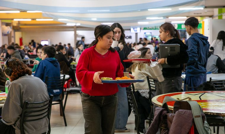 El servicio de comedor es una de las becas de la UNCuyo más solicitada. El servicio de comedor es una de las becas de la UNCuyo más solicitada.