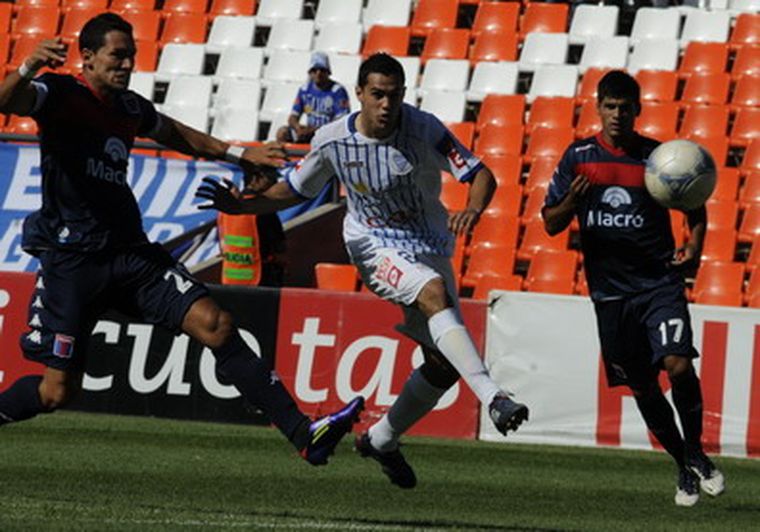 El Tomba no pudo ante el Matador de Victoria. Foto: Alf Ponce / MDZ
