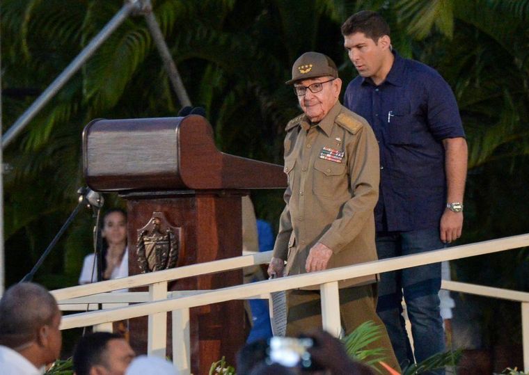 Aunque su nombre no aparece en los medios estatales, es habitual ver a Raúl Guillermo en actos oficiales junto a su abuelo.