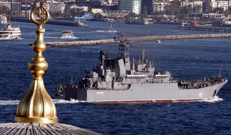 Un buque ruso navegando en Estambul: uno semejante destruyó Ucrania. Foto: Efe.