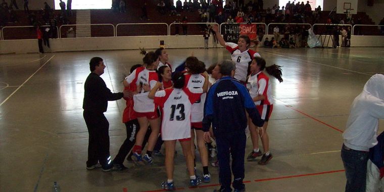 El festejo de las chicas de Maipú luego de la obtención del título. Foto: Fabián Segura
