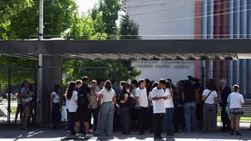 Tras las reuniones con directivos del colegio, los padres cuestionan que más de 100 alumnos queden libres mientras denuncian que hay chicos no incluidos en la sanción. Tras las reuniones con directivos del colegio, los padres cuestionan que más de 100 alumnos queden libres mientras denuncian que hay chicos no incluidos en la sanción.