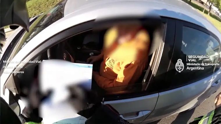 Una de las personas que fue multada por conducir por la banquina