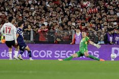 El defensor de River falló al momento de leer la jugada que derivó en el 0-1 y en esa misma corrida sintió un pinchazo. Foto: FotoBaires El defensor de River falló al momento de leer la jugada que derivó en el 0-1 y en esa misma corrida sintió un pinchazo. Foto: FotoBaires