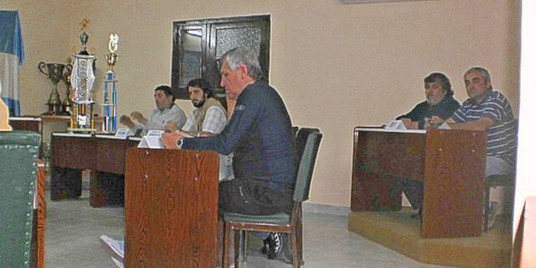 Las renuncias en el orden del día en la liga local.