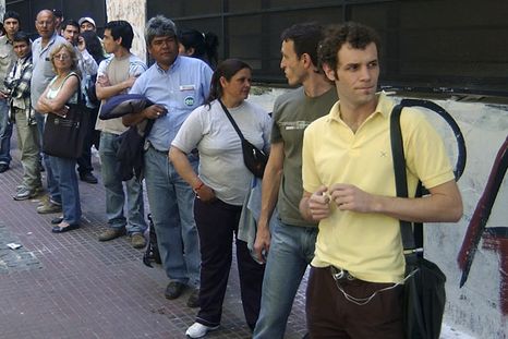 La reducción de la jornada laboral podría generar más informalidad en un mercado que aún tiene mucha gente con problemas de empleo. Foto: NA La reducción de la jornada laboral podría generar más informalidad en un mercado que aún tiene mucha gente con problemas de empleo. Foto: NA