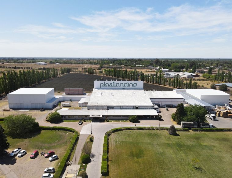 Plastiandino La empresa de San Rafael quedó consumida por las llamas. Foto: gentileza