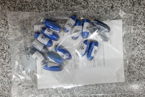 Una mujer transportaba 12 cápsulas de cocaína en su bolse de viaje y otras 106 dentro de su cuerpo Una mujer transportaba 12 cápsulas de cocaína en su bolse de viaje y otras 106 dentro de su cuerpo
