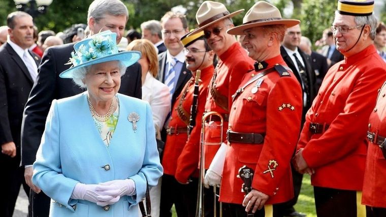Isabel no quiere perder la chance de tener la camiseta de Cristiano.