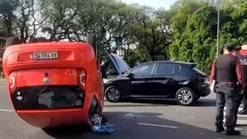 Una mujer fue hospitalizada este martes por la tarde tras un violento accidente ocurrido frente al Jardín Japonés, en el barrio porteño de Palermo. Una mujer fue hospitalizada este martes por la tarde tras un violento accidente ocurrido frente al Jardín Japonés, en el barrio porteño de Palermo.