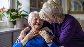 El alzheimer ataca a personas mayores.