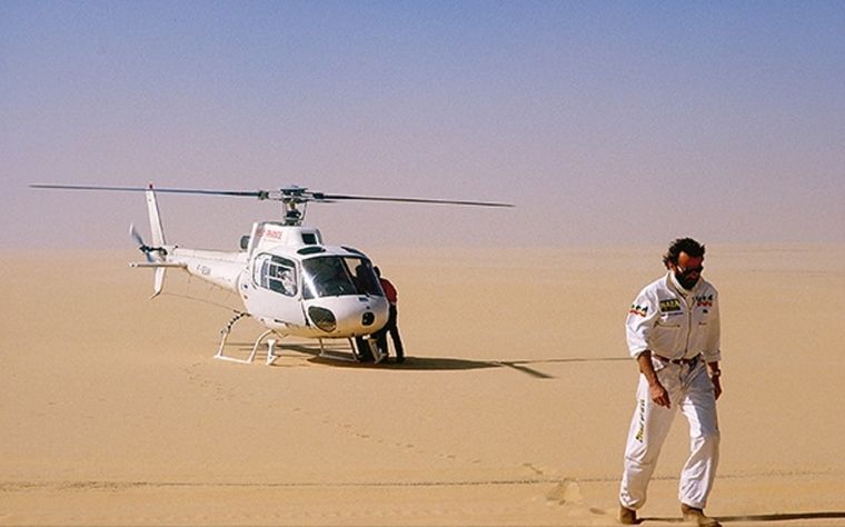 En 1977, Thierry Sabine se perdió en el desierto de Libia durante el rally Abiyán-Niza; tras ser rescatado, decidió mostrar al mundo la magia del desierto.