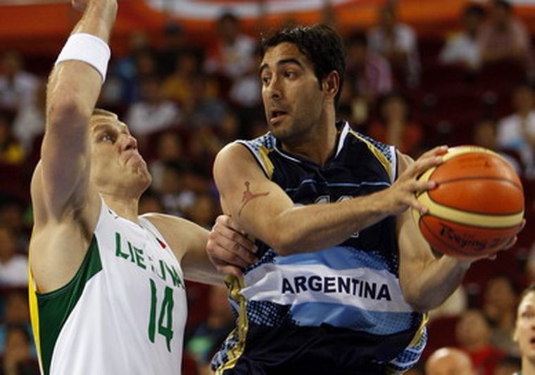 Paolo Quinteros controla la pelota ante la marca de Lituania. Foto: EFE