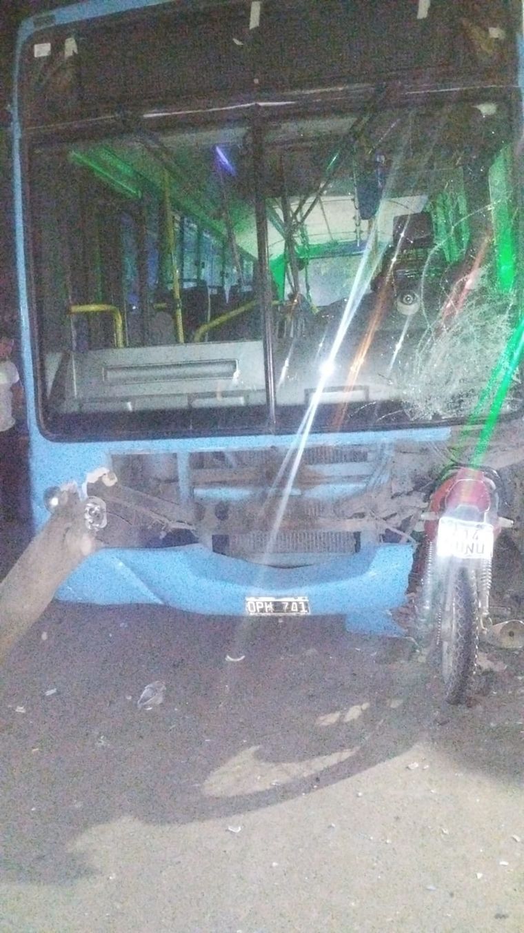 El micro y la moto que intervinieron en el accidente. Foto: gentileza.