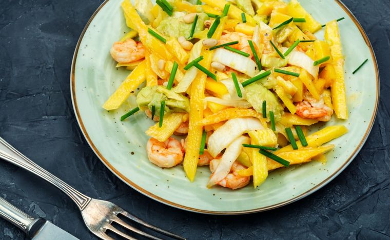 Ensalada de mango, gambas y aguacate Una receta simple y deliciosa para hacer en minutos. Foto: Shutterstock
