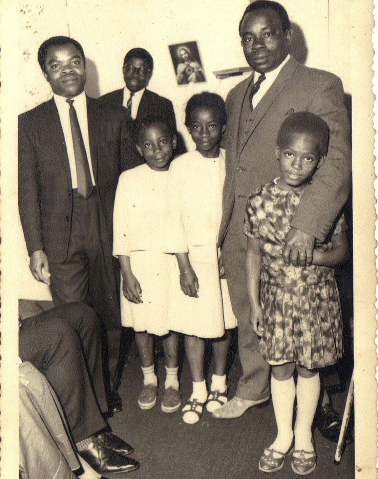 "Mi papá abrazándome" (derecha).