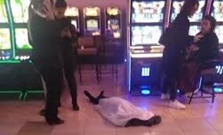 Una mujer falleció en un bingo y los presentes siguieron apostando aún con el cadáver a pocos metros Foto: NA