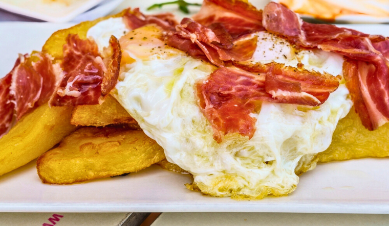 Receta fácil de huevos rotos con jamón Foto: Shutterstock