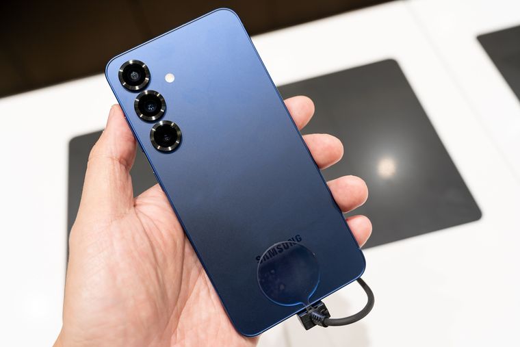 Pantalla AMOLED, buena batería y cámara versátil: así busca destacarse el Galaxy S25 FE. Pantalla AMOLED, buena batería y cámara versátil: así busca destacarse el Galaxy S25 FE.