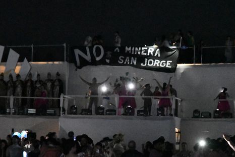 la bandera de protesta que se escurrio en el acto central de la vendimia la bandera de protesta que se escurrio en el acto central de la vendimia