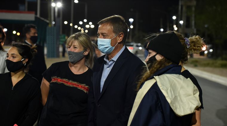 Suarez se sacó fotos anoche con algunos admiradores. Foto: ALF PONCE MERCADO / MDZ