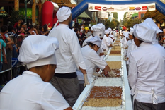 En el marco de la Fiesta Nacional del Chocolate, maestros chocolateros locales comenzaron la elaboración de la barra de chocolate más larga del mundo.