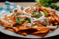 Los chilaquiles son la comida perfecta para una reunión de amigos. Foto: Cardamomo