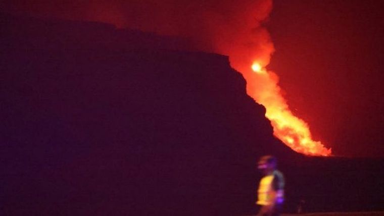 La lava llegó al mar este martes en la noche. Foto: REUTERS