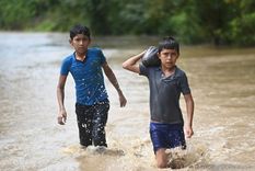 Niños en Guatemala tras lluvias torrenciales. Los científicos pueden ahora vincular eventos en sitios específicos con el cambio climático. Foto: GETTY IMAGES