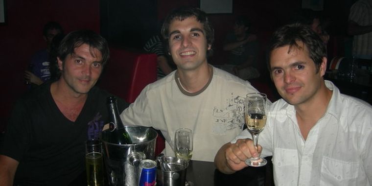 Los hermanos Martínez aprovecharon la ocasión para brindar.