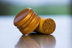 el tradicional corcho, el nuevo tapon sintetico o la tapa rosca: ¿en que se diferencian?