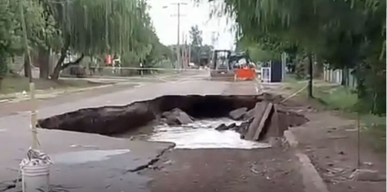 Socavón en calle tirasso, Guaymallén 2