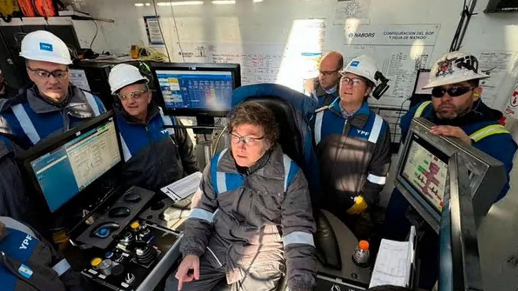 Javier Milei en su visita a Vaca Muerta en 2024.