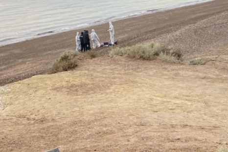 El cuerpo de la víctima fue descubierto en la playa por un vecino que caminaba por la zona