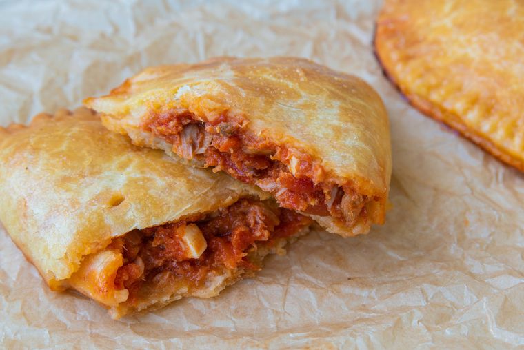 El atún enlatado se volvió protagonista del relleno durante el siglo XX, por su accesibilidad y larga duración en despensa. Y es utilizado en muchas recetas. El atún enlatado se volvió protagonista del relleno durante el siglo XX, por su accesibilidad y larga duración en despensa. Y es utilizado en muchas recetas.