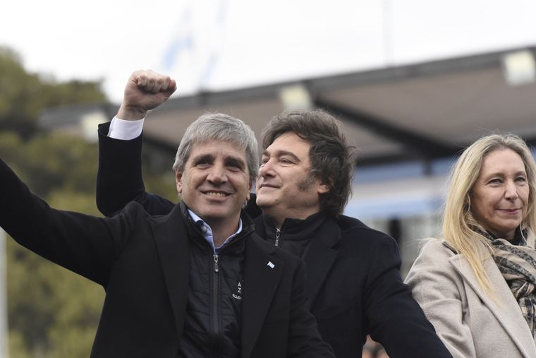 Luis Caputo volvió a poner paños fríos por la escalada del dólar.