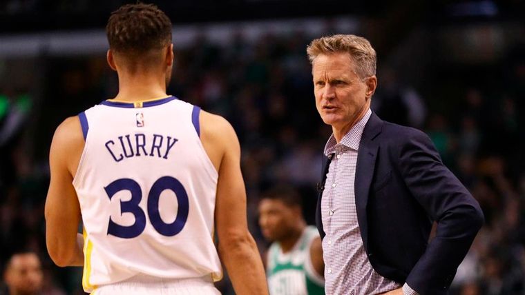 Steve Kerr solo hizo jugar seis minutos a Curry en el último cuarto, de la caída de Golden State. Foto: @stevekerr
