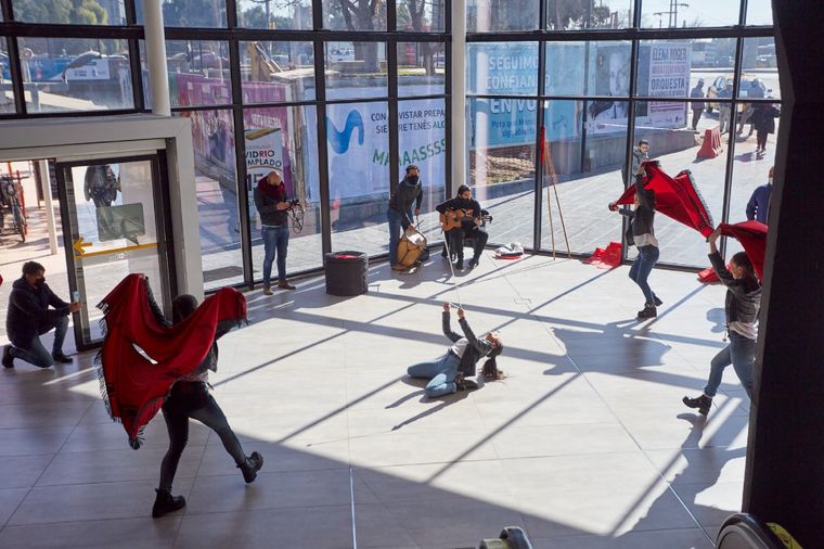 El baile sorpresivo se llevó aplausos de los ocasionales espectadores. Foto: Municipalidad de Las Heras