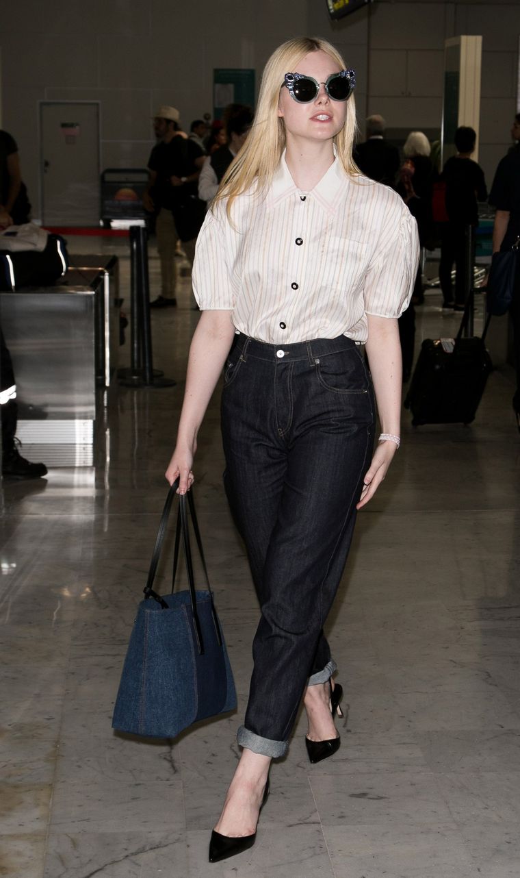 Elle Fanning nos enseña qué fácil es llevar jeans baggy todos los días. Foto: PopSugar